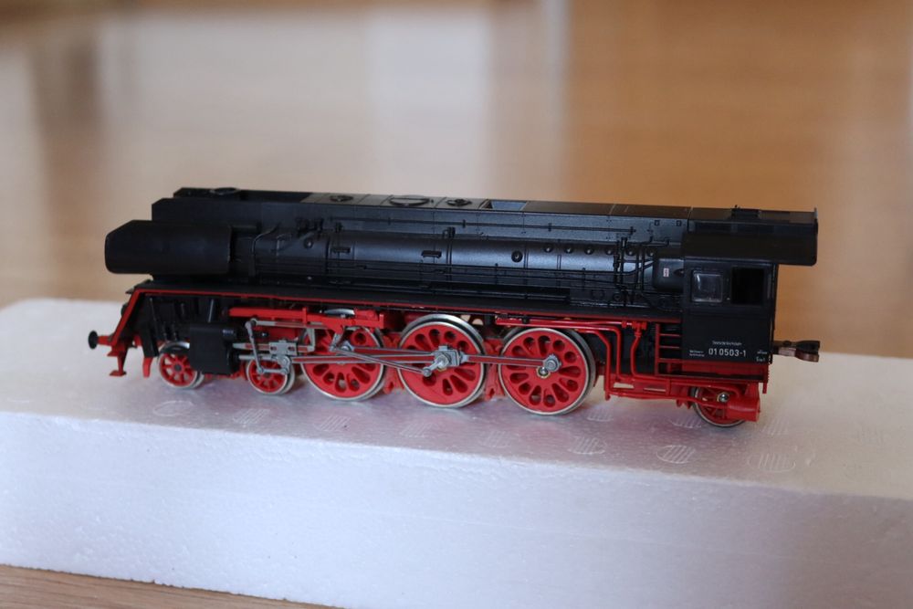 Modell der Schnellzuglokomotive baureihe 01'5 der DR