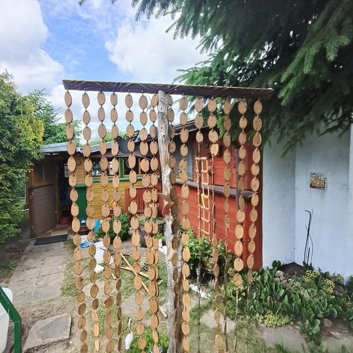 Zasłona na drzwi z drewna