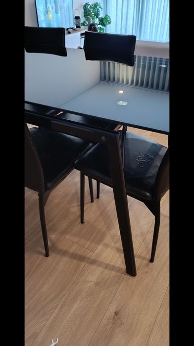 Conjunto Mesa de Jantar em Vidro Escuro + 5 Cadeiras Pretas