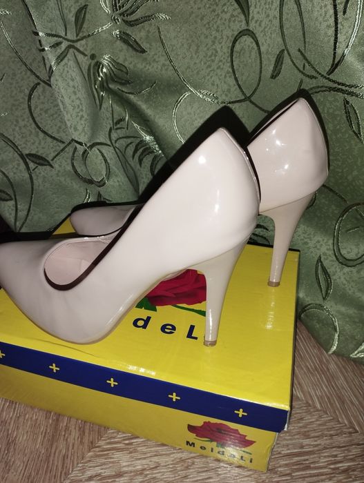 Туфлі на каблуку