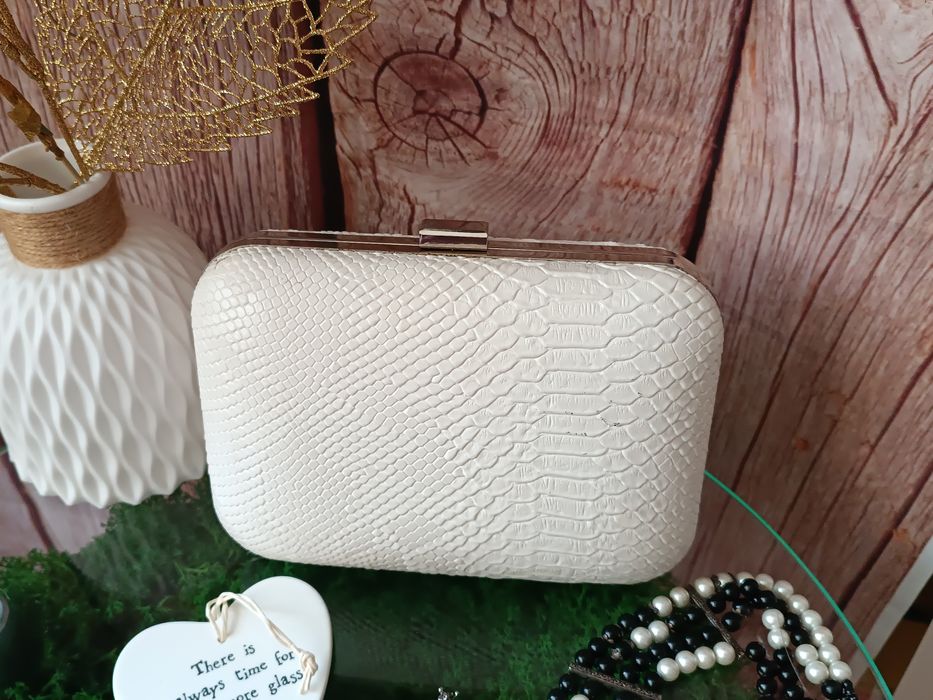 Біла сумка - клатч.