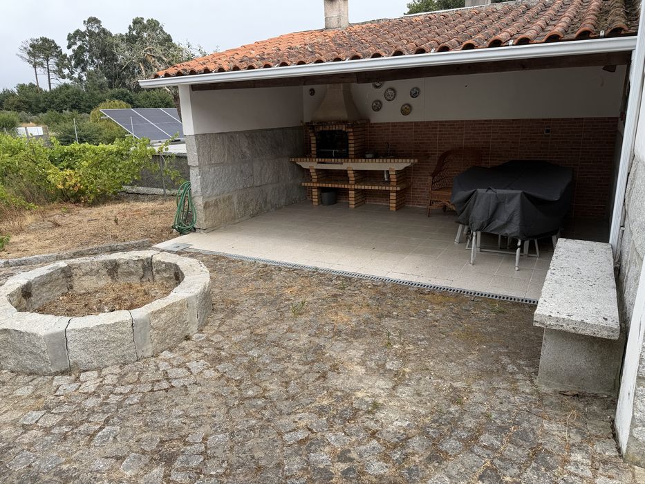 Casa T3 com jardim, churrasqueira e garagem na Esculca em Viseu