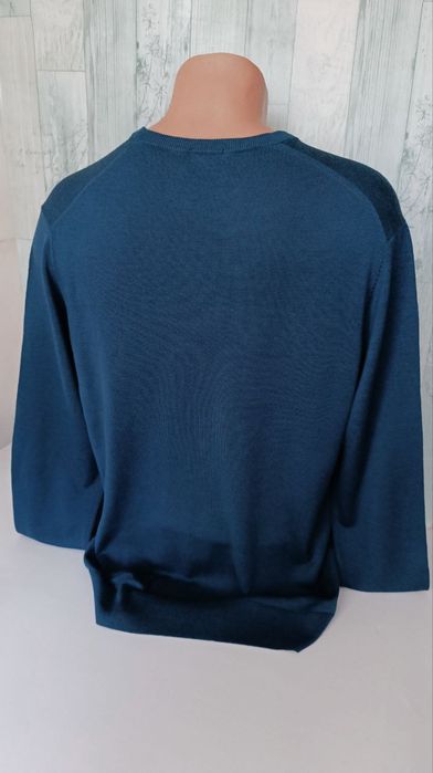 Cвитер, джемпер из тонкой мериносовой шерсти от бренда uniqlo.