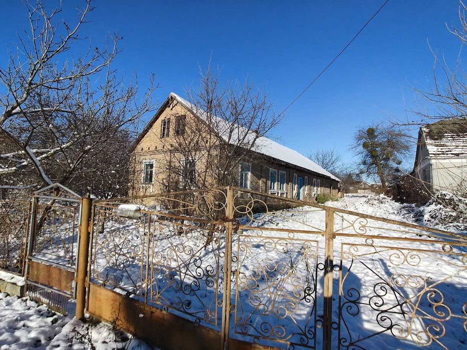 Цегляний будинок під ремонт або реконструкцію на великій ділянці