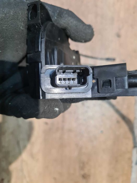 Renault Clio IV zamek drzwi przód prawy 4 PIN