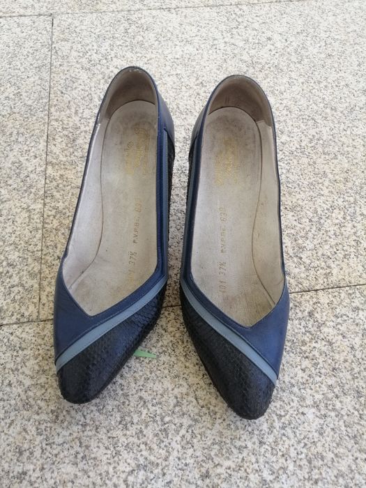 sapato de salto alto azul