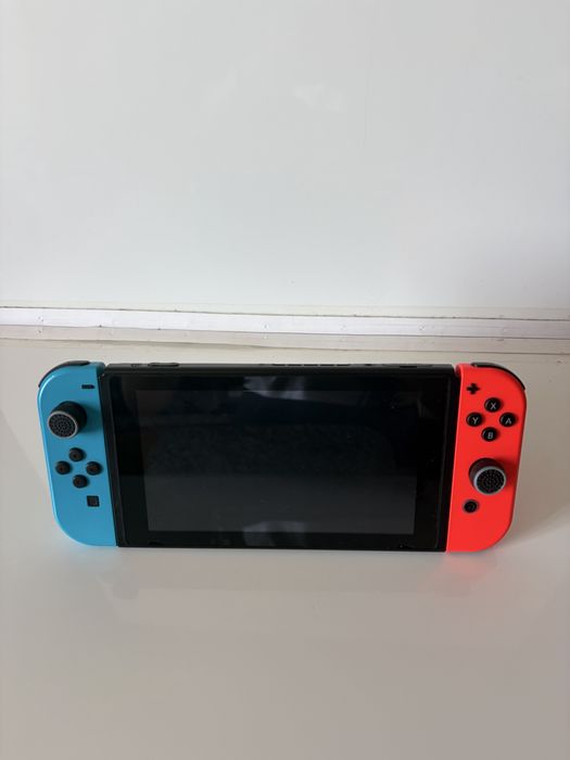 Nintendo Switch, com cartão de 128gb, caixa e cabos oficias, comando Pro Consoller e 6 jogos