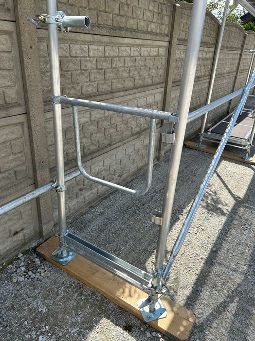 Nowe rusztowanie stalowe, typ Baumann z podestami roboczymi alu-sklejka 3,07 m 10,4 m x 9,21 m = 95 m 2
