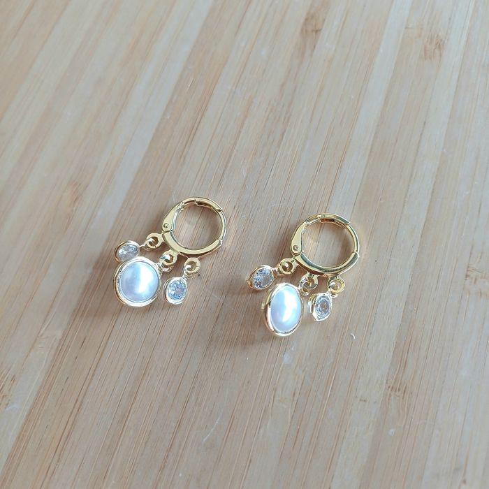 Brinco delicado com zircónias e pérolas  banhado a ouro no aço inoxidável antialérgico