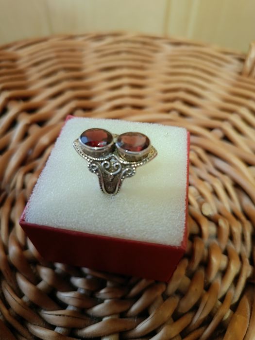Pierścionek srebrny z granatami