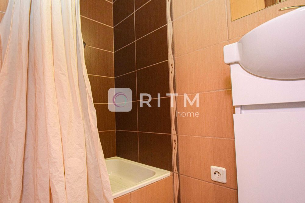 Оренда сучасного будинку, що поєднує затишок та функціональність.