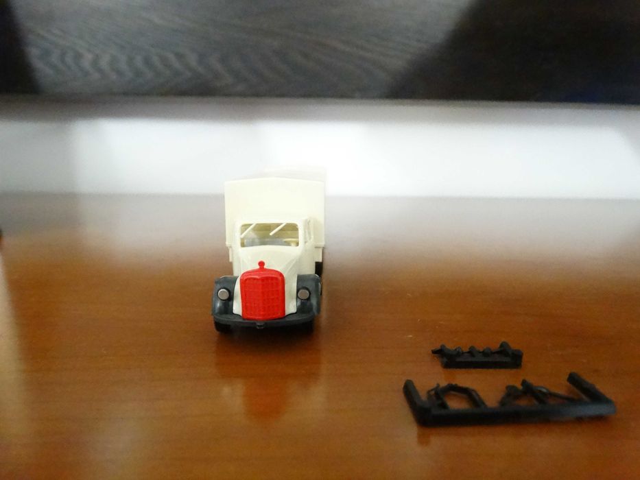 Camião HO 1:87 transporte de cerveja com acessórios