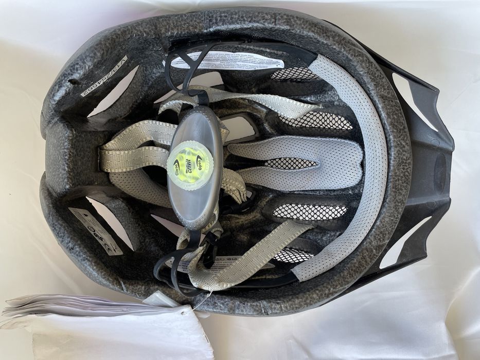 Capacete de bicicleta com luz traseira novo