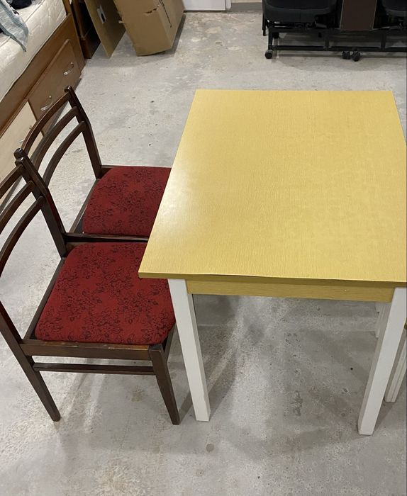 Стіл кухонний два стільця