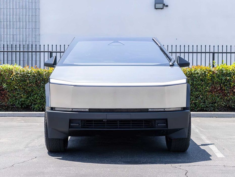 Tesla Cybertruck      2024