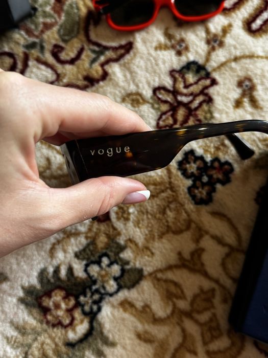 Сонцезахисні окуляри Vogue