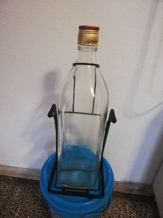 Garrafas com suporte.