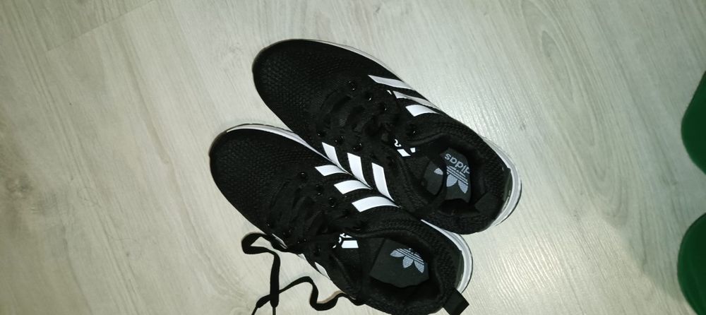Dois tênis da adidas pretos