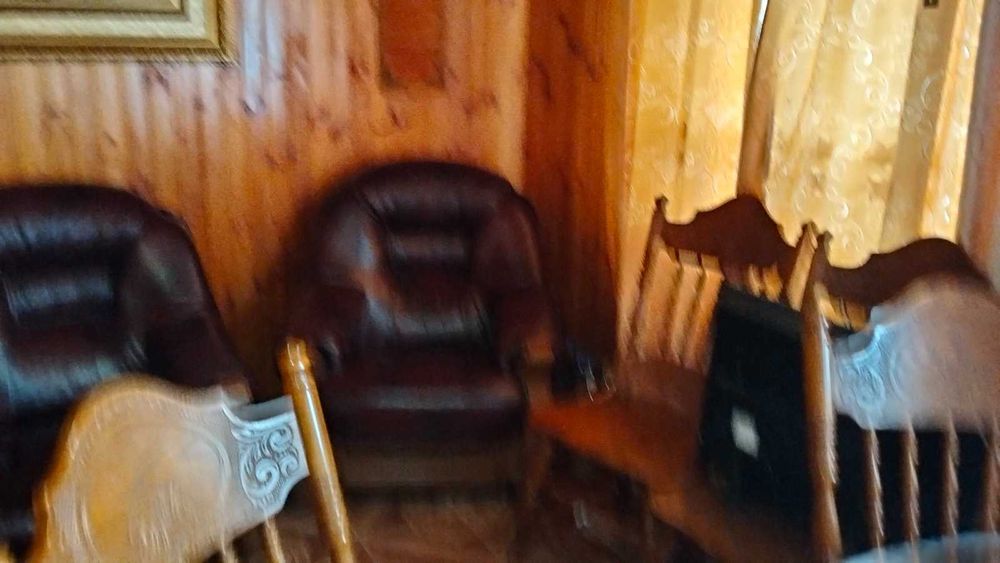 Кожаний диван та крісла зі столом