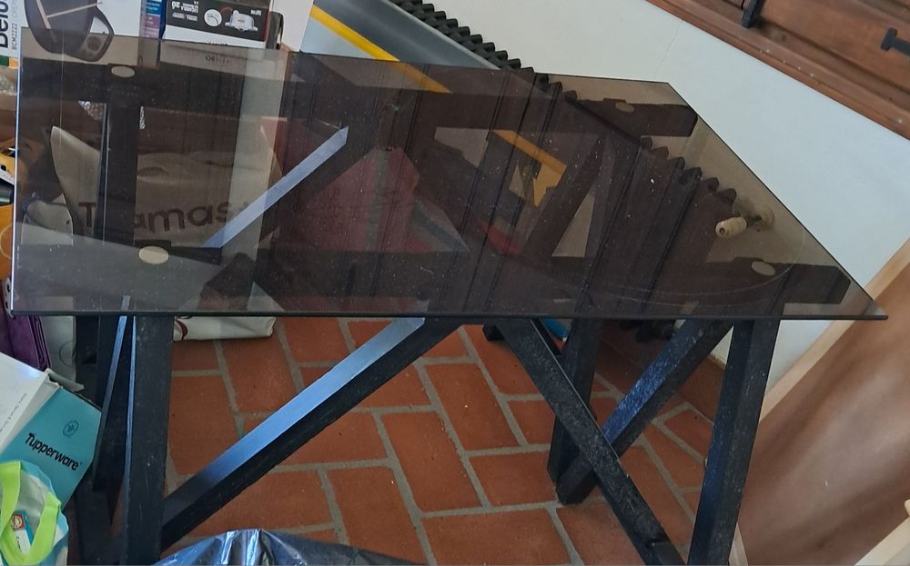 Bancada de trabalho com tampo em vidro