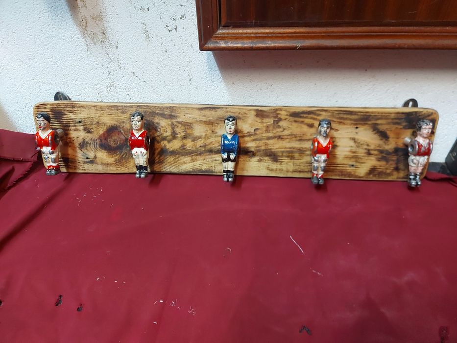 Cabide de parede com matraquilhos