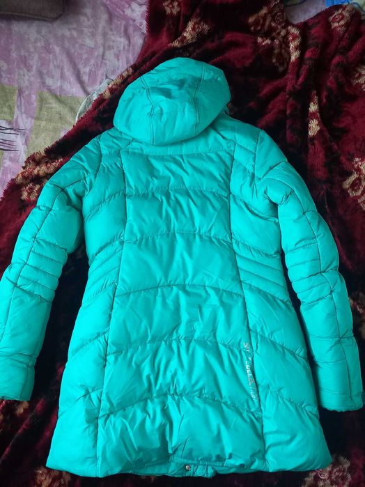 Продам женский зимний пуховик Avecs.46 разм. Бирюза. Спорт/Классика