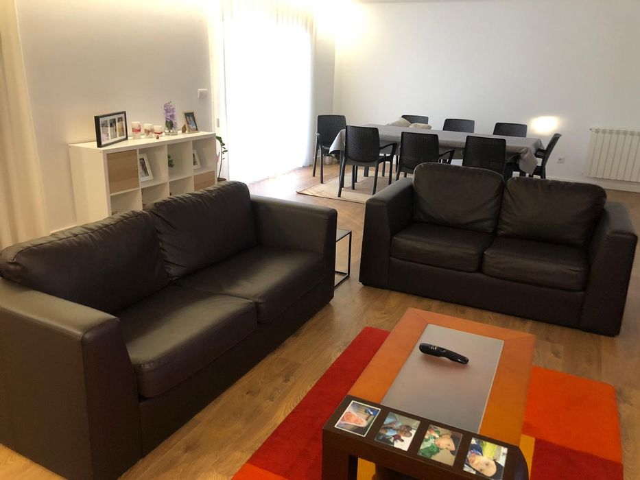 Sofás em pele sintética castanhos