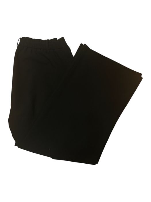 eleganckie, czarne spodnie z rozszerzanymi nogawkami.