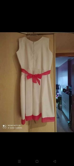 Biała Sukienka zapiana na zamek