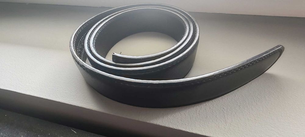 Cinto preto com fivela prateada