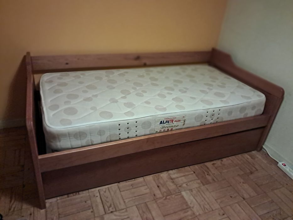 Cama com gaveta e respetivos coleções e mesa de cabeceira