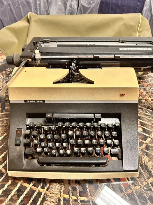 Máquina de Escrever Adler