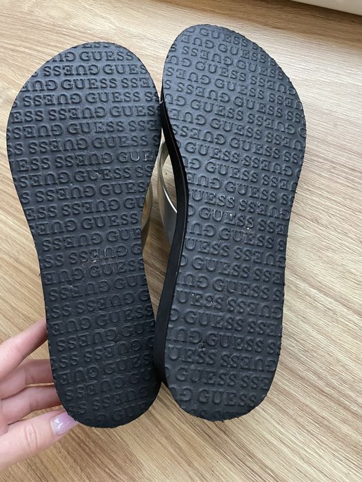Шльопки жіночі GUESS