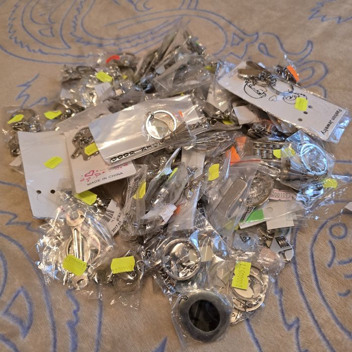 Брелоки для ключів, широкий вибір. Запитуйте!