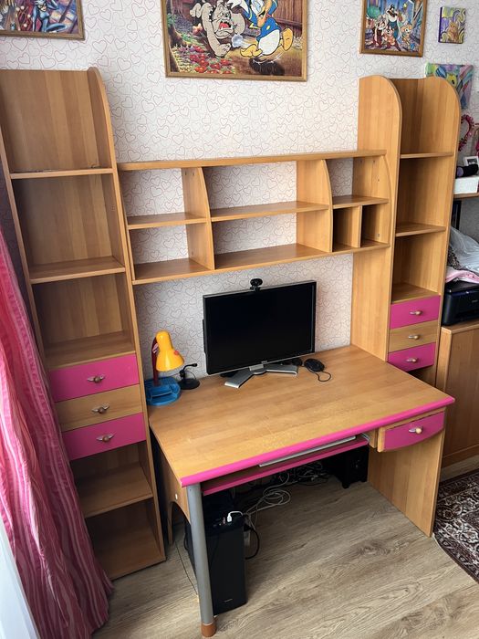 Стіл з робочим куточком та полицями