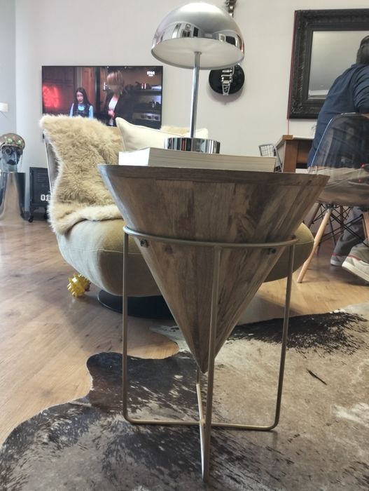 Mesa de apoio madeira e metal dourado