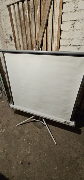 Ekran  do projektora brilant wyprodukowany czechy