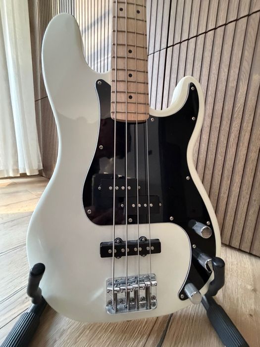 Bass Precision Squaier Fender