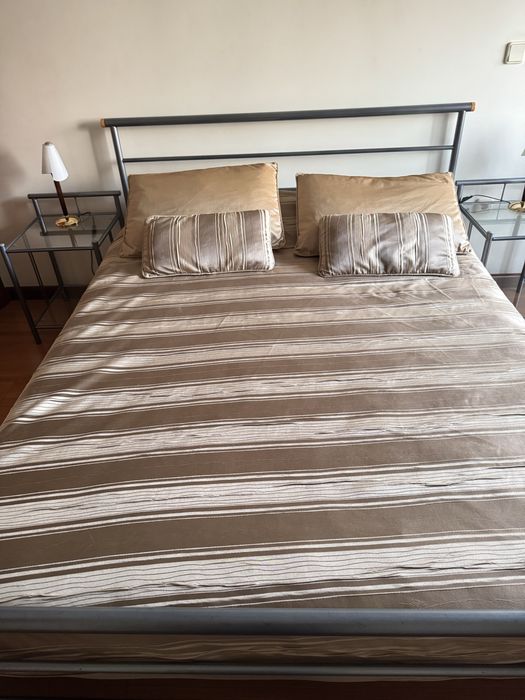 Cama Metálica + 2 mesas de apoio