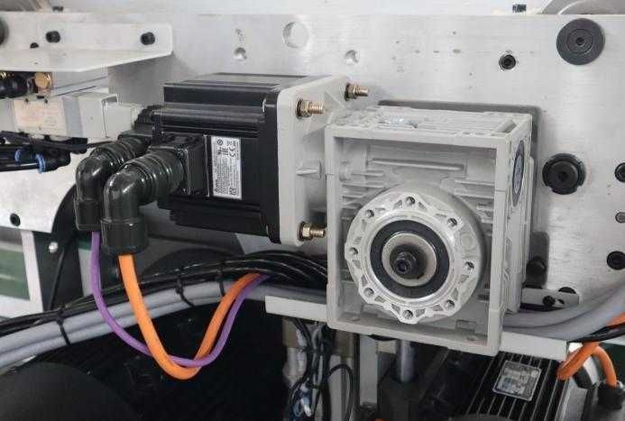 Пильний центр з передньою загрузкою HOLD HP330GK