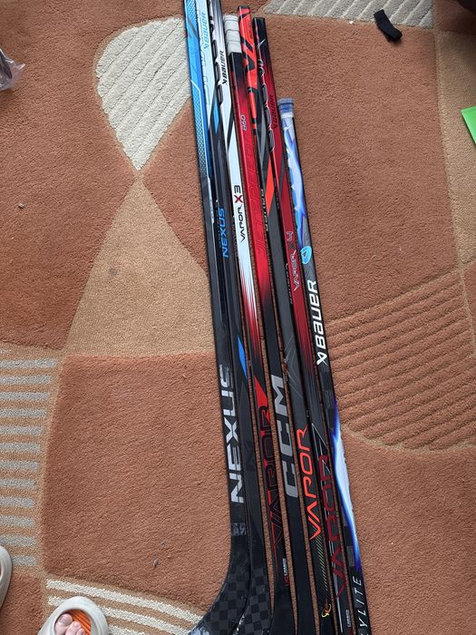 Клюшки хокейні..