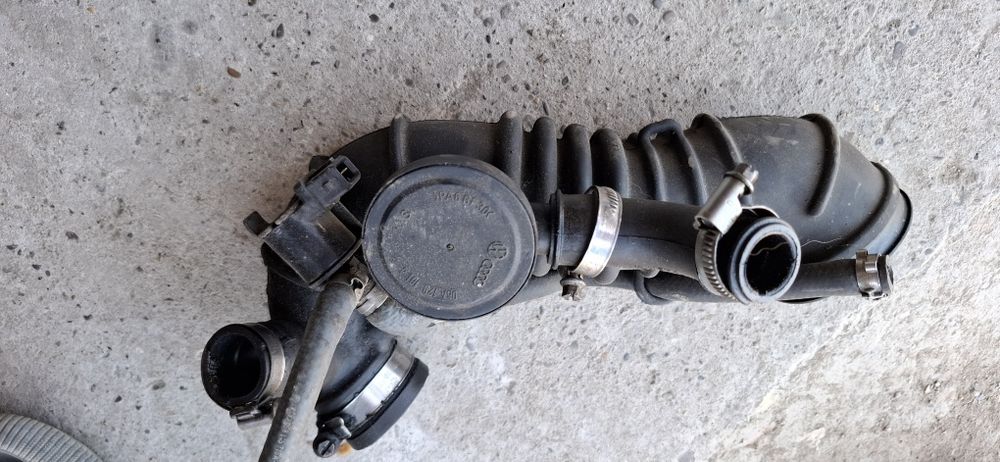 Патрубок повітряного фільтра  ауді A6C5 vw пассат б5 1.8т  038133358L