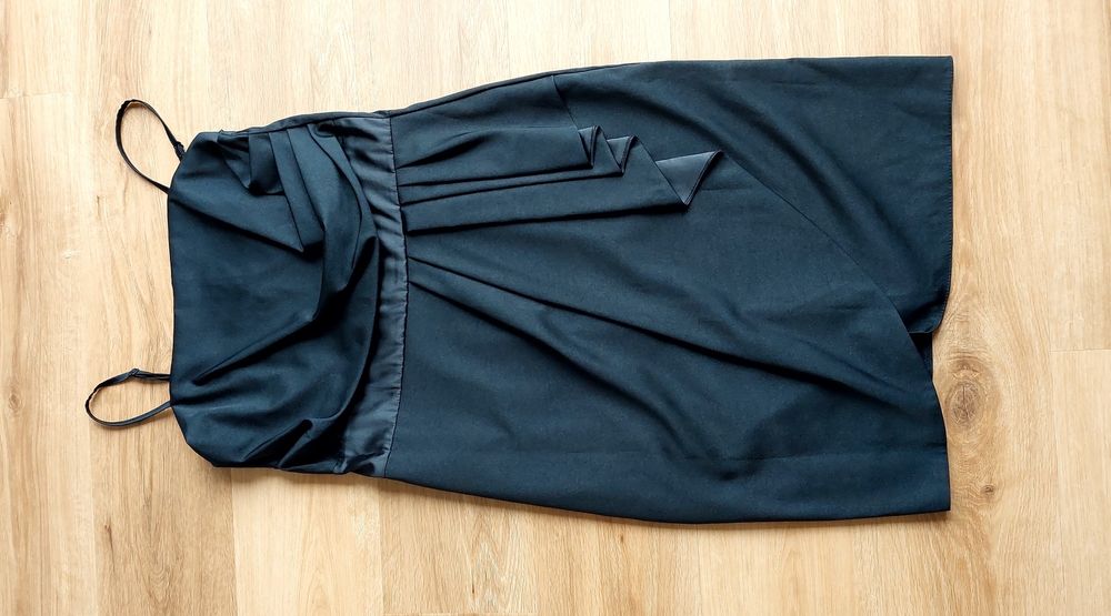 Czarna sukienka z bolerkiem.