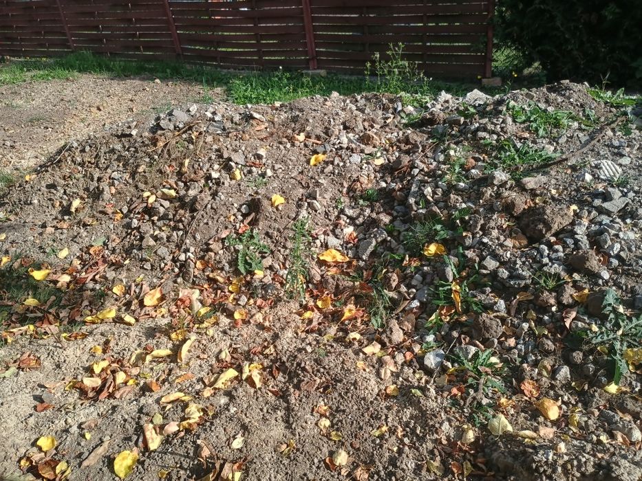 Oddam ziemia z kamieniami