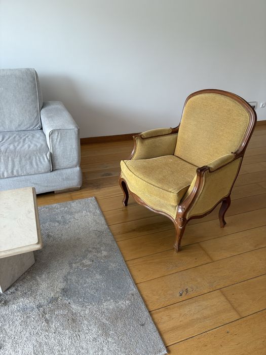 Cadeirão madeira e veludo amarelo