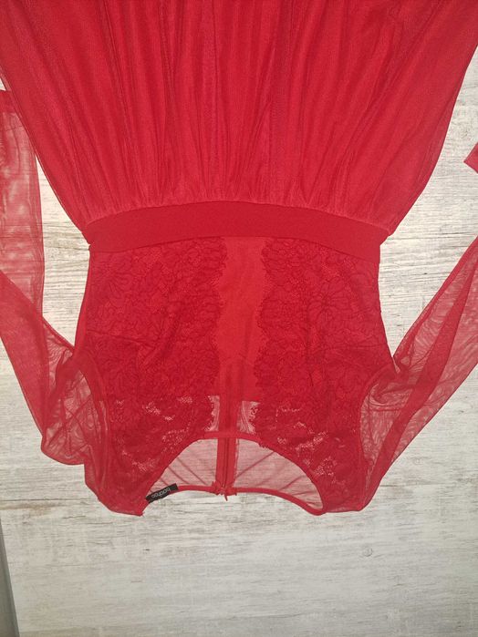 Sukienka tiulowa czerwona M/ L Boohoo