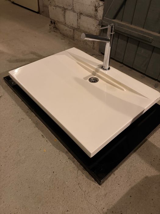 Umywalka z baterią i blatem