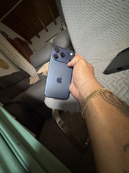 Iphone 17 pro azul.