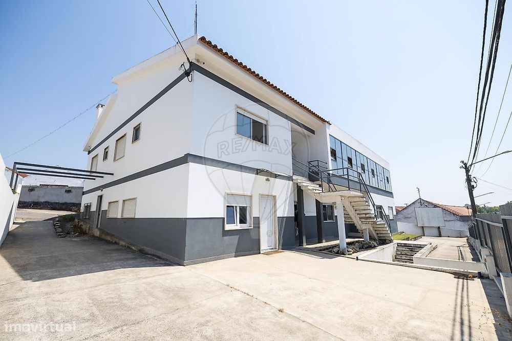 Moradia T15 para venda