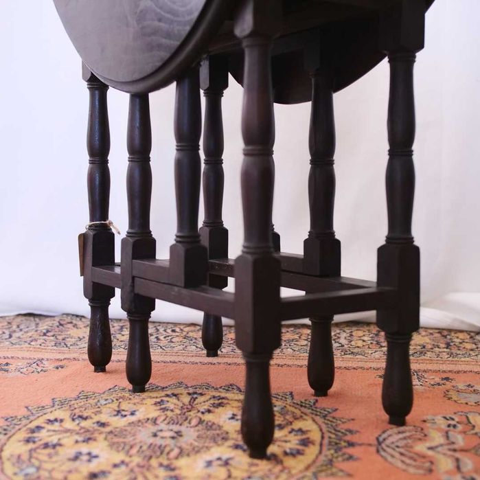 Pequena mesa rústica em madeira exótica